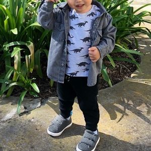 👦🏻Toddler boy gray chambray button up shirt 2T